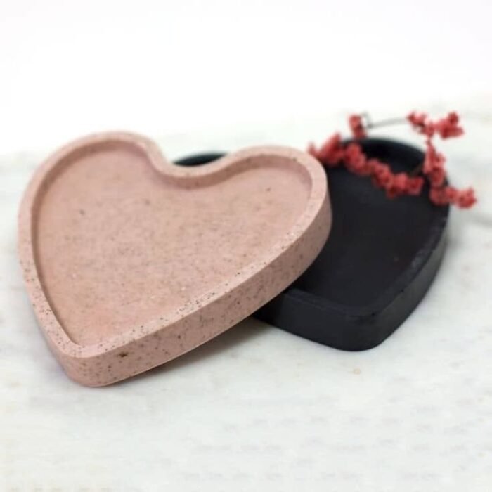 قالب على شكل قلب للكونكريت والرزين