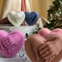 FB_IMG_1733050111864.jpg قالب شمعة اليدين