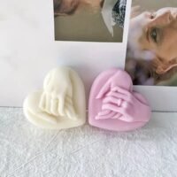 FB_IMG_1733050121478.jpg قالب شمعة اليدين